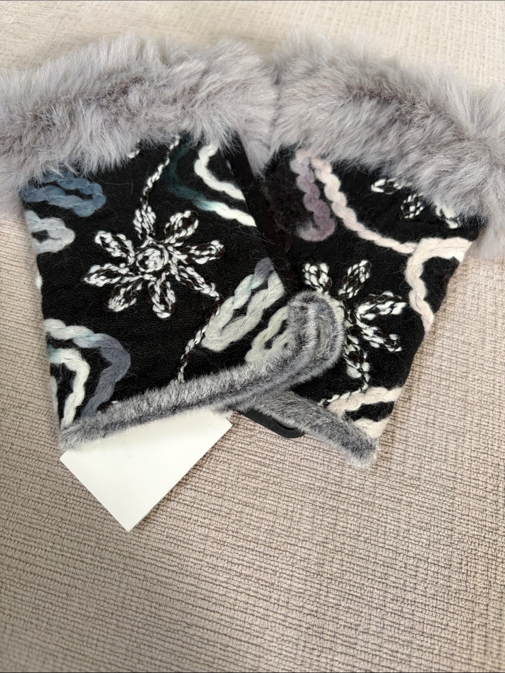 NWT Black Felt Hand Mitts with Faux Fur Trim